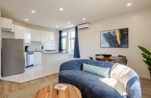 Cote-Des-Neiges—Notre-Dame-De-Grace Apartment | MTL Retreat | Stylish 2B1B in NDG