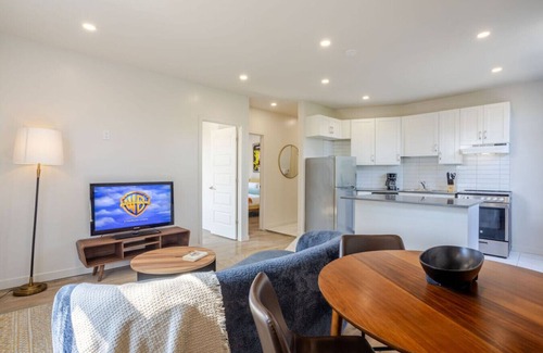 Cote-Des-Neiges—Notre-Dame-De-Grace Apartment | MTL Retreat | Stylish 2B1B in NDG