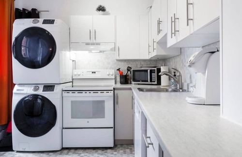 Plateau Mont Royal Apartment | MTLVR #02 | Urban Oasis, foosball, A/C, sleeps 6