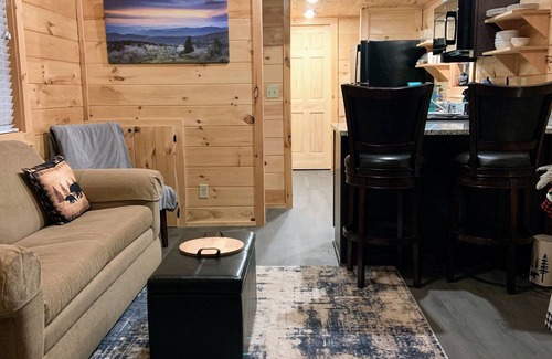 Travelers Rest Cabin | Mtn Cabin Getaway-Best Location! -Hike-Bike-Winery-Fire Pit-Screened in Porch