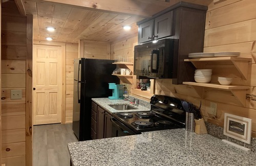 Travelers Rest Cabin | Mtn Cabin Getaway-Best Location! -Hike-Bike-Winery-Fire Pit-Screened in Porch