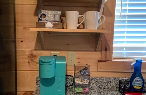 Travelers Rest Cabin | Mtn Cabin Getaway-Best Location! -Hike-Bike-Winery-Fire Pit-Screened in Porch