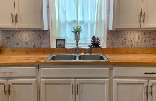 Travelers Rest Cabin | Mtn Cabin Getaway-Best Location! Patio w/firepit-amazing views! Relax & unwind!