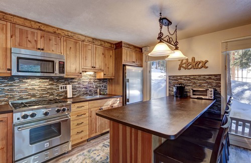 Valley of the Blue House | Mtn Getaway with VIEWS, PRIVATE HOT TUB & POSH Decor!