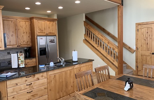 Estes Park House | Mtn Masterpiece on the river w/views, deck, 1mi RMNP, 5min dwtn, well appointed