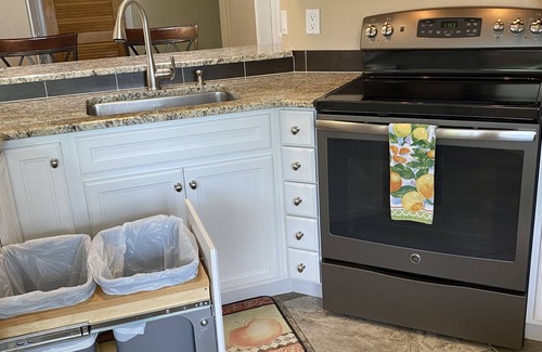 Holladay House | Mtn Quiet Ground Floor, Fast WiFi, Hot tub, Hike Trails, Bike, Vege's, BEST STAY
