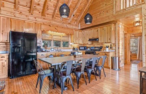 Blue Ridge Cabin | Mtn View Cabin 5 min to Downtown Blue Ridge w/Hot Tub and Firepit, Pet Friendly!