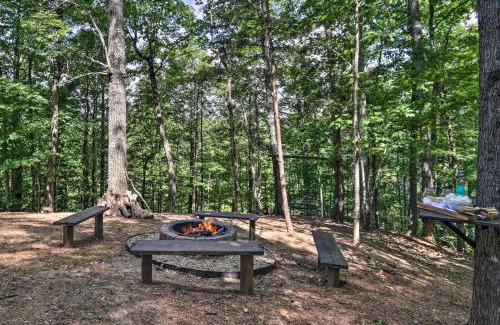 Gatlinburg - Pigeon Forge House | Mtn-View Cabin with Hot Tub in Sevierville!