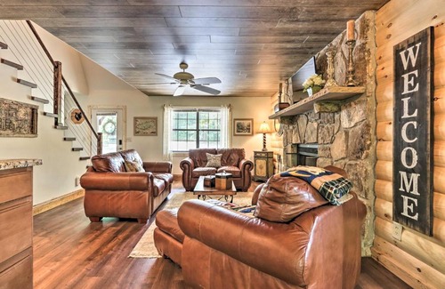 Gatlinburg - Pigeon Forge House | Mtn-View Cabin with Hot Tub in Sevierville!
