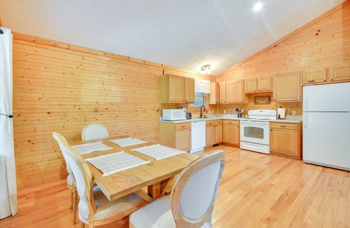 Woodlawn Cabin | Mtn View + Fire Pit: Pet-Friendly Woodlawn Cabin!