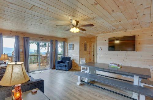 Flat Rock House | Mtn-View Gem Flat Rock Retreat with Deck and Grill!