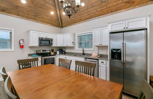 Chalet Village North Cabin | mtn view ◊ hot tub ◊ pool table ◊ theater ◊ free Dollywood tckt (Breathless)