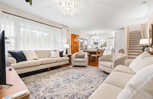 Bennington House | Mtn Views, 3 King Beds, Game Room, Chef's Kitchen