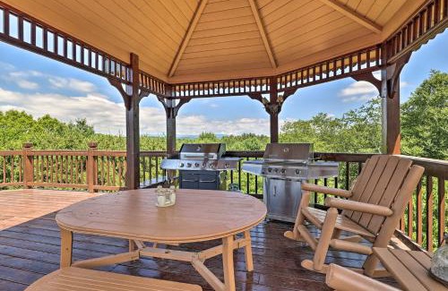 Piney Creek House | Mtn Views and Fire Pit Rustic Piney Creek Cabin