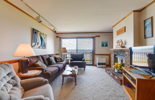 Newport Center Apartment | Mtn Views and Pool Access Lake Memphremagog Condo!