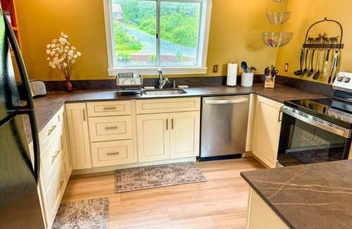 Sunapee House | Mtn Views. Backyard sledding hill. Pet-friendly.