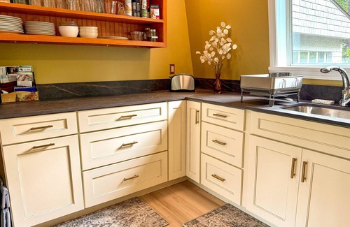 Sunapee House | Mtn Views. Backyard sledding hill. Pet-friendly.