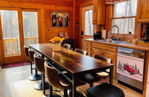 Roseland Cabin | Mtn Views~Fire Pit~King Bed~Lake~Breweries 1 mi!