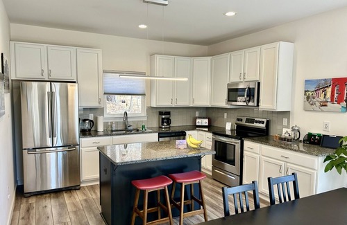 Skyland House | Mtn. Views, Hot Tub, Garage w/EV Charger, 10 min. to DT and Biltmore House