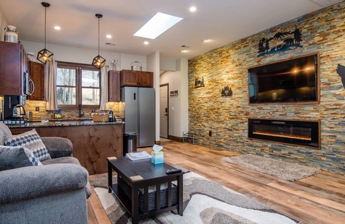 Cripple Creek House | MTN Views*Rain Shower*Fireplace