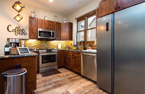 Cripple Creek House | MTN Views*Rain Shower*Fireplace