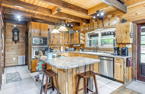 Franklin Cabin | Mtn Views, Yard, & Fire Pit: Multi-Level Cabin