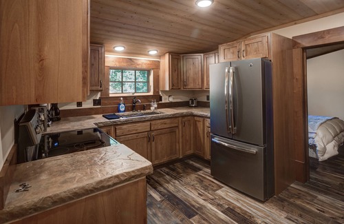 Cooke City-Silver Gate House | MTNLUX Loft Creekside Sauna & Hot tub
