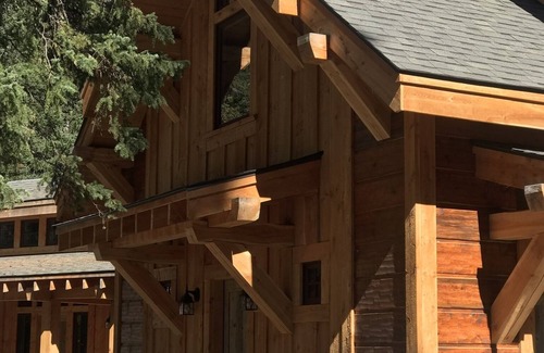 Cooke City-Silver Gate House | MTNLUX Loft Creekside Sauna & Hot tub