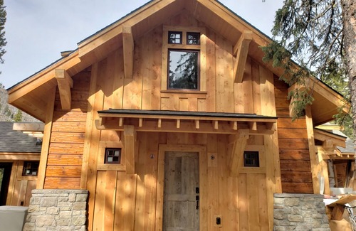 Cooke City-Silver Gate House | MTNLUX Loft Creekside Sauna & Hot tub