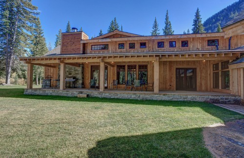 Cooke City-Silver Gate House | MTNLUX Refuge Creekside Sauna & Hot Tub