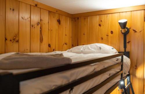Wilmington House | MtSnow , HotTub, Pool, Air Hockey,Ping Pong, Darts
