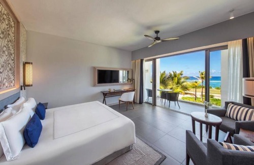 Plaine Magnien House | Spacious Good-Value Accommodation! Beachfront, Swimming Pool, Spa, Free Parking!