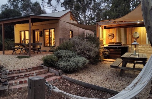 Muckleford South Cottage | Muckleford Forest Cottage - Bush retreat, wood fire, pizza oven and stunning dam