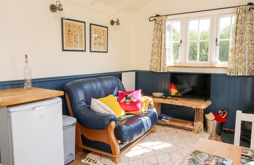 Kingswood Cottage | MUCKLEWICK HOLLOW, pet friendly, with open fire in Bishop's Castle