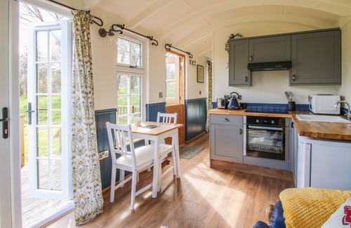 Kingswood Cottage | MUCKLEWICK HOLLOW, pet friendly, with open fire in Bishop's Castle