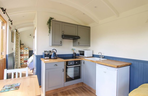 Kingswood Cottage | MUCKLEWICK HOLLOW, pet friendly, with open fire in Bishop's Castle