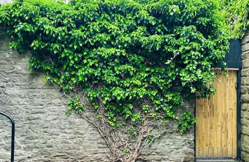 Kirkby Stephen House | Muddy Boots-Arcade Royale