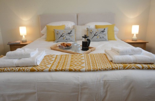 Halesworth Cottage | MUDDY PIG, UBBESTON, pet friendly, with pool in Laxfield