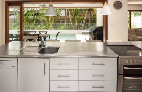 Mudjimba House | Mudjimba Oceanside Beach Retreat- 40 seconds from the water!