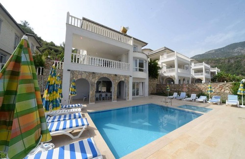 Alanya Villa | MUHTEŞEM DENİZ VE DOĞA MANZARALI LÜX 5+2 VİLLA ÖZENLE DÖŞENMİŞTİR