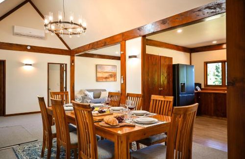 Kinloch House | Muirs Reef Lodge Kinloch holiday home Lake Taupo