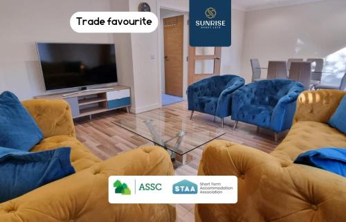Glenisla House | MUIRTON HOUSE, 4 Bed House, 4 Car Driveway, 2 Bathrooms, Smart TVs in every room, Fully Equipped Kitchen, Large Dining and Living Space, Rear Garden, Free WiFi, Mid to Long Stay Rates Available and PRICE MATCH GAURANTEE by SUNRISE SHORT LETS