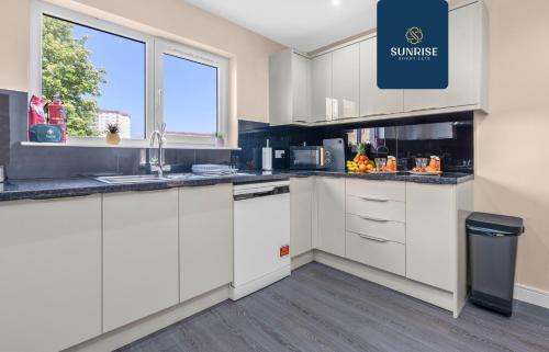 Glenisla House | MUIRTON HOUSE, 4 Bed House, 4 Car Driveway, 2 Bathrooms, Smart TVs in every room, Fully Equipped Kitchen, Large Dining and Living Space, Rear Garden, Free WiFi, Mid to Long Stay Rates Available and PRICE MATCH GAURANTEE by SUNRISE SHORT LETS