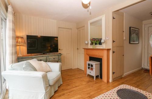 Bont Newydd House | Mulberry Cabin On The Lake