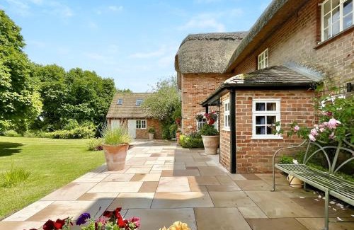 Shalbourne House | Mulberry Cottage - Casa Bonita