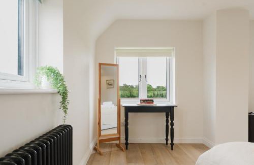 Malmesbury Apartment | Mulberry Cottage - Stunning 5 Bed in Wiltshire!