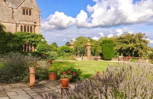 Winsham Villa | Mulberry House - Seven Bedroom Villa, Sleeps 16
