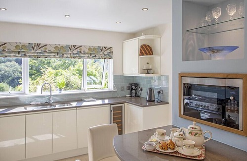 Glenfinnan Cottage | MULLACH RUADH, family friendly, with a garden in Corpach