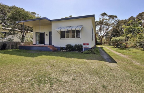 Hat Head House | Muller's Cottage: A Spacious and Pet-Friendly Three-Bedroom Retreat.