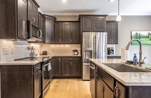 Southern Pines Villa | Mulligan Manor- 0.2 mile walk to Vitos Ristorante and Pizzeria and many others!